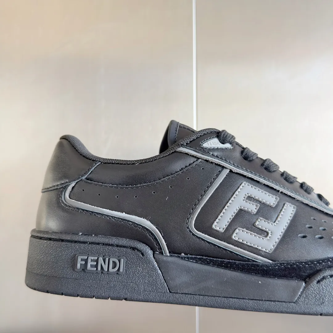 【FENDI】Top P: 740💰 Leather Couple Size: Women's 35-41 / Men's 39-45 Top version: Fendi Fendi match series Couple's Film Casual Sports Shoes Sneakers Original purchase, development, production of these FENDI Match lace-up sneakers. Small perforations accent the upper. Made of white leather with beige suede details. Matcha green leather FF applique. Rubber sole with FENDI lettering on the side. Comes with exquisite packaging at the counter🛍📦 ▪️ Fabric: Original custom imported first-layer cowhide ▪️ Lining: Imported custom breathable mesh ▪️ Sole: Original molded TPU two-color combination sole ▪️ Sole thickness: 3CM.
